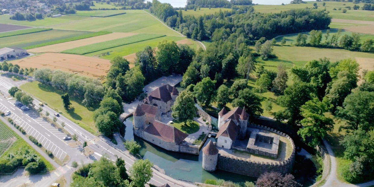 Schloss Hallwyl. Filmstill aus "Inseln der Schweiz (4/4). Hallwyl - Grosse Oper im Aabach"