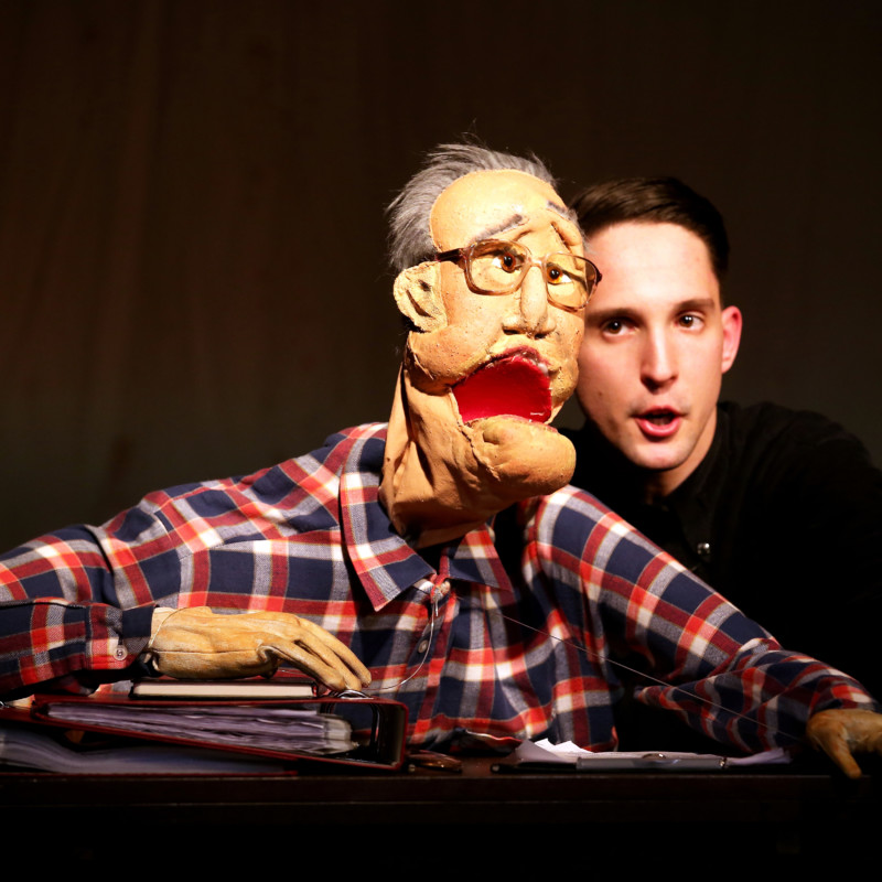 Nikolaus Habjan mit der Puppe "Friedrich Zawrel"