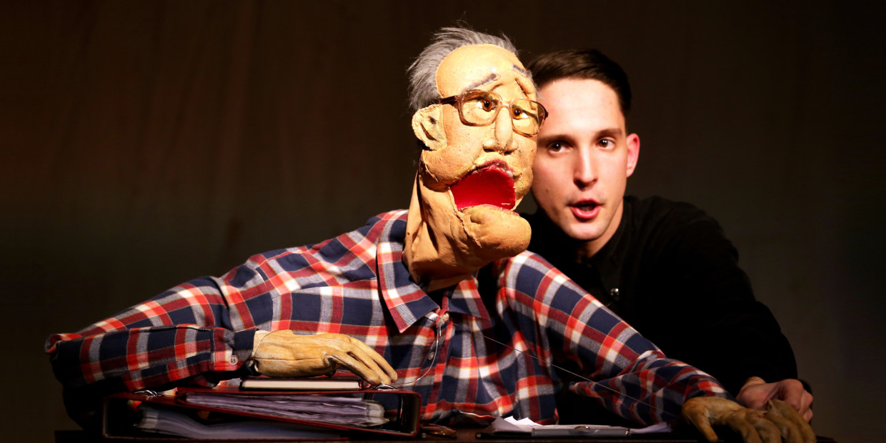 Nikolaus Habjan mit der Puppe "Friedrich Zawrel"