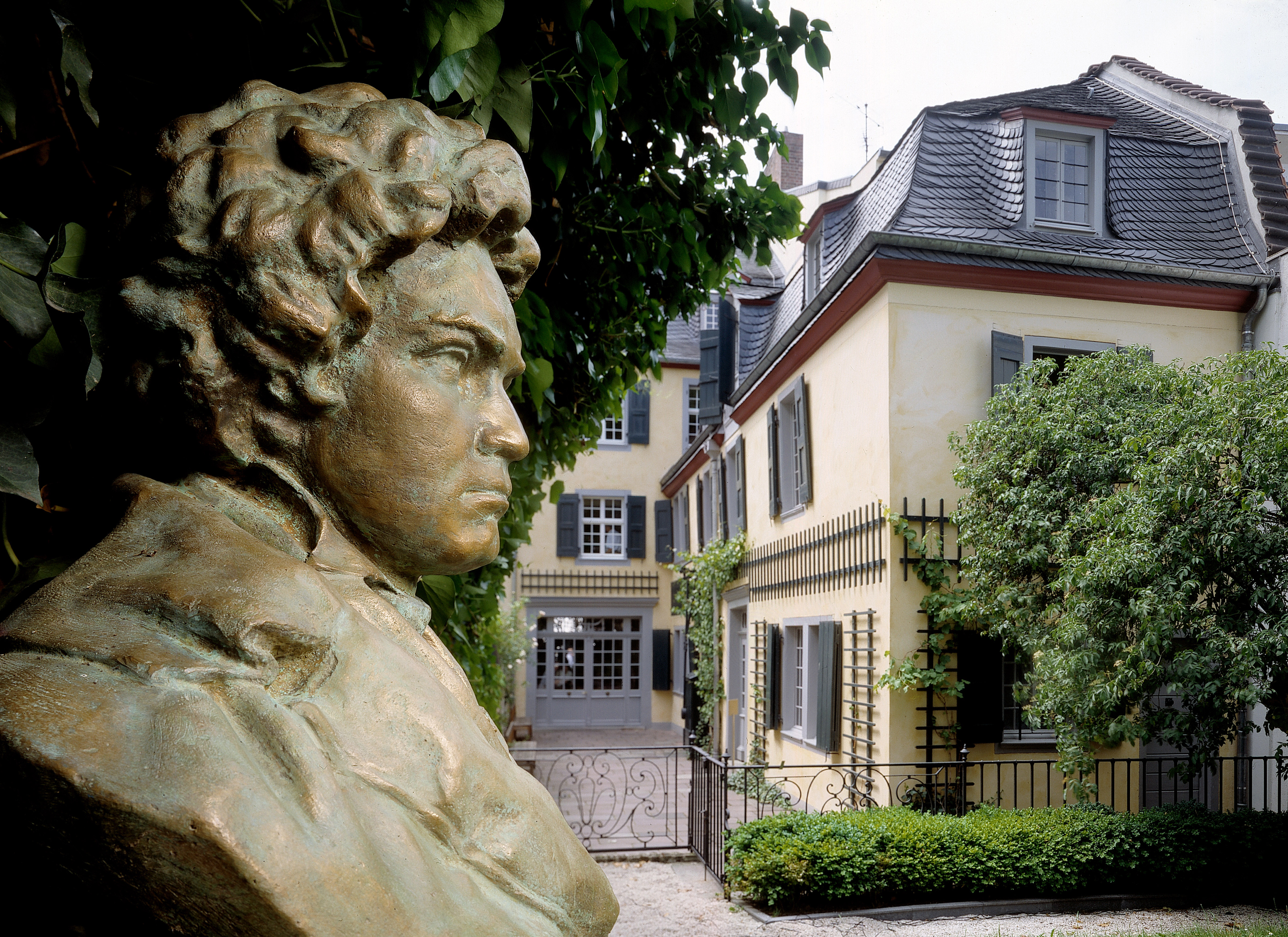 Beethoven-Büste im Garten des Bonner Beethoven-Hauses