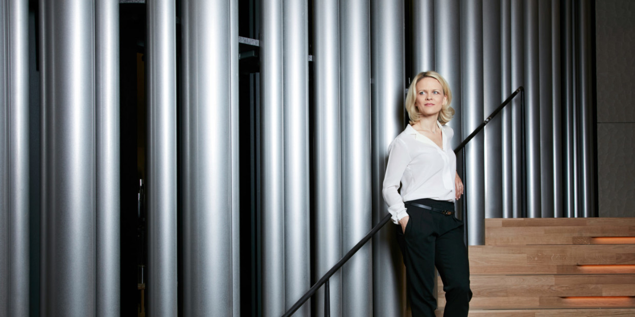 Iveta Apkalna vor der Orgel der Elbphilharmonie