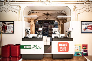 Wiesbaden Biennale 2018: "REWE – Dein Markt". Aufbau einer REWE-Filiale im Hessischen Staatstheater Wiesbaden
