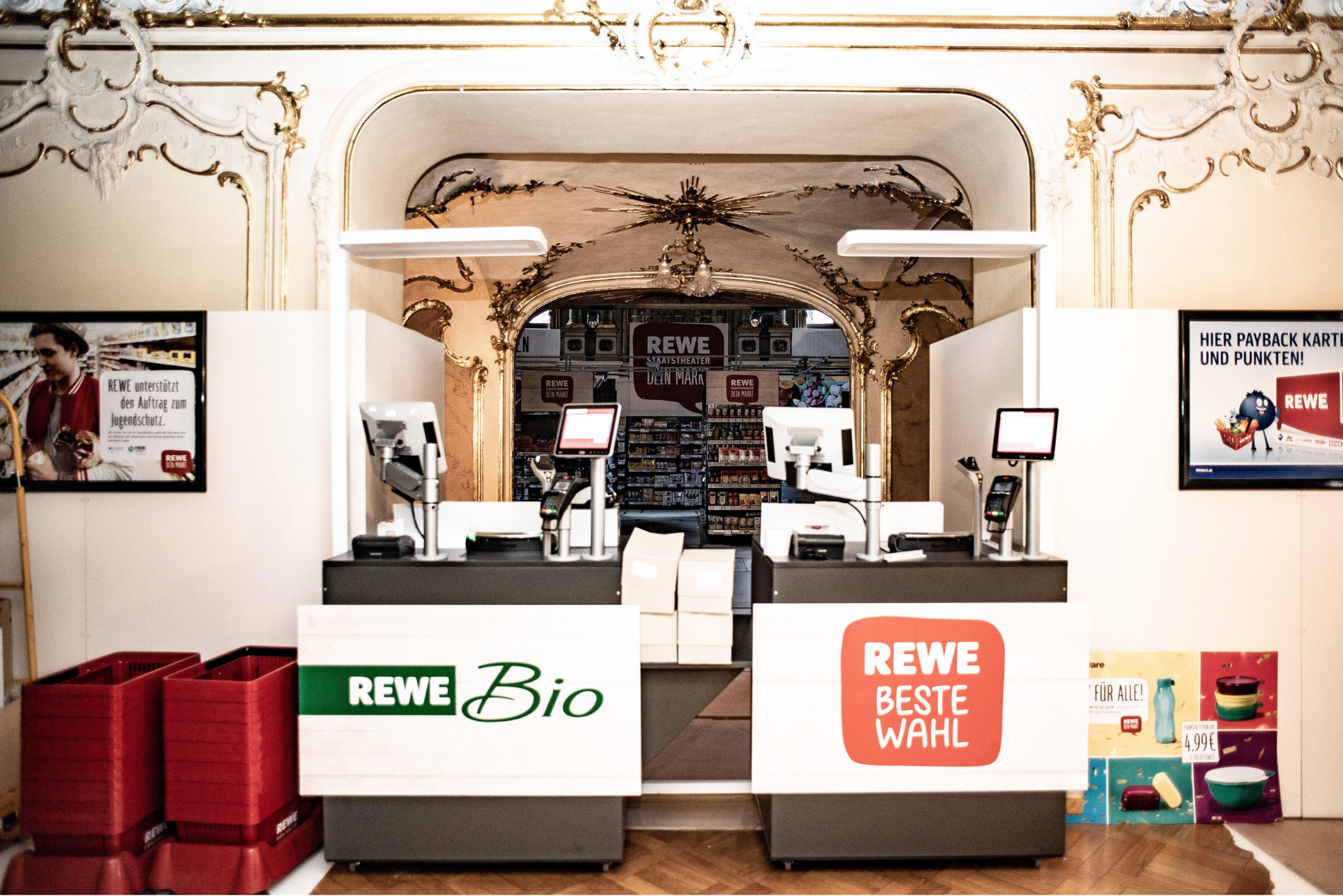 Wiesbaden Biennale 2018: "REWE – Dein Markt". Aufbau einer REWE-Filiale im Hessischen Staatstheater Wiesbaden