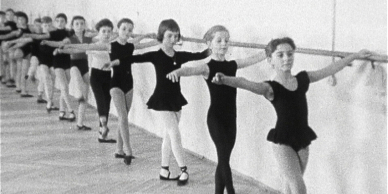 Filmstill aus "Mit den Füßen fängt es an – Ein Tag beim Ballett der Bayerischen Staatsoper"