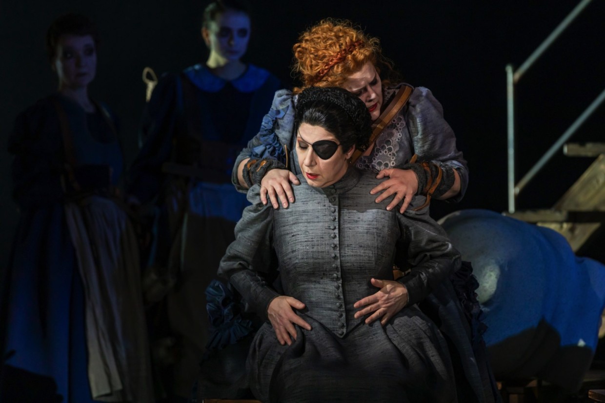 Senta (Christiane Libor), Mary (Karin Lovelius)