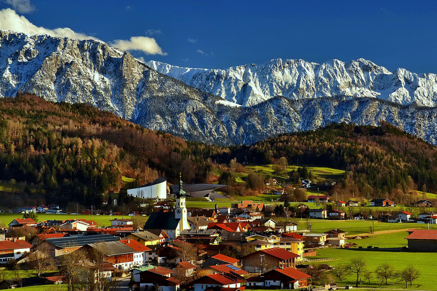 Die österreichische Gemeinde Erl in Tirol mit Bergen im Hintergrund.