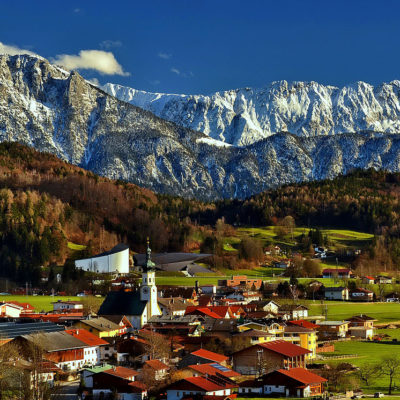 Die österreichische Gemeinde Erl in Tirol mit Bergen im Hintergrund.