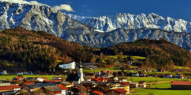 Die österreichische Gemeinde Erl in Tirol mit Bergen im Hintergrund.