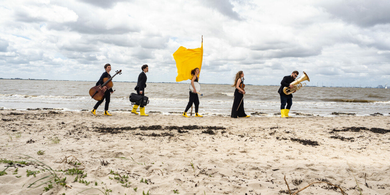 Gezeitenkonzerte: 5 Musiker am Strand