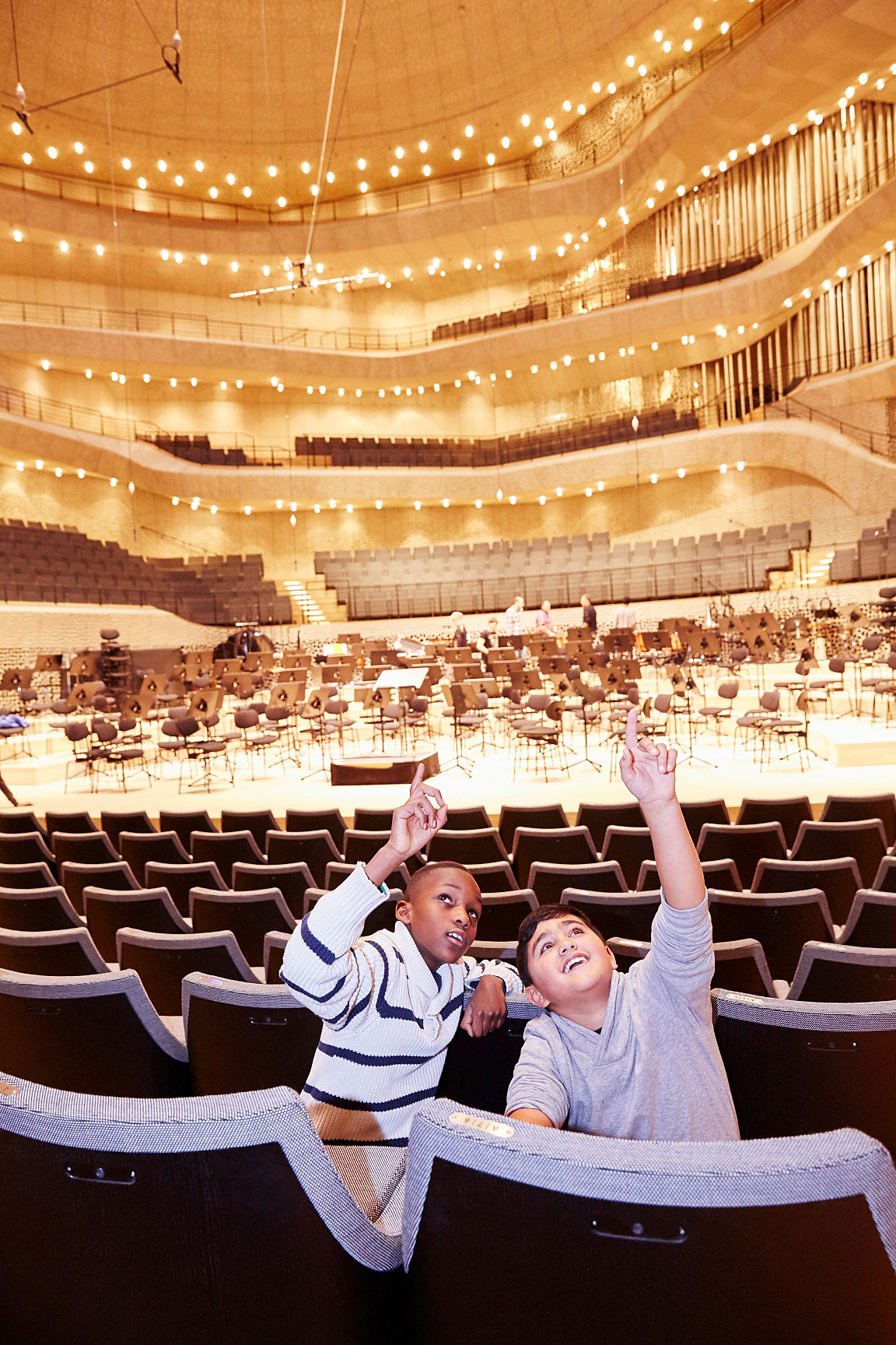 Kinder bestaunen den großen Saal der Elbphilharmonie
