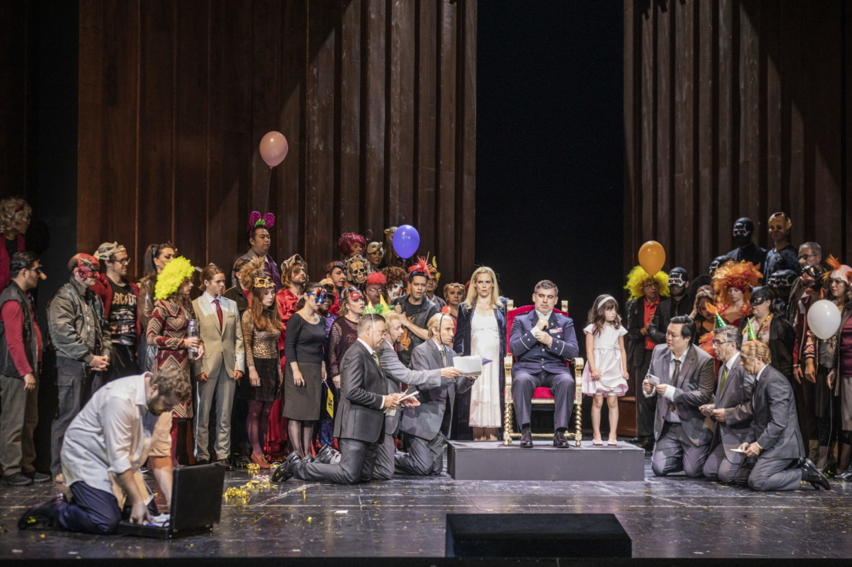 Tadeusz Szlenkier (Don Carlos), Emily Newton (Elisabeth von Valois), Nicolai Karnolsky (Philipp II., König von Spanien), Ottilie Herzog (Infantin) und Ensemble
