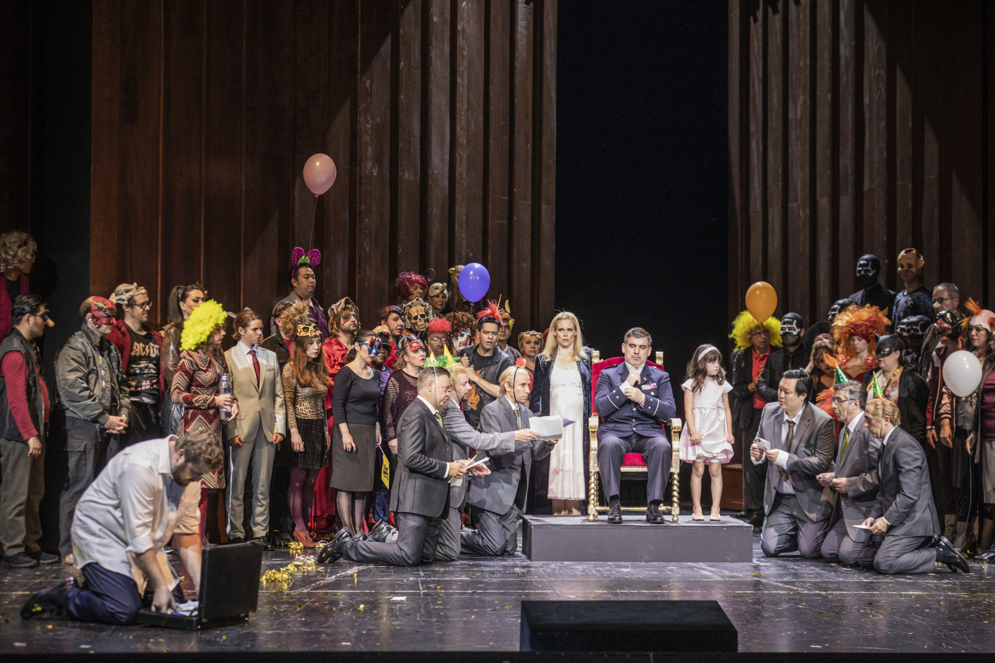 Tadeusz Szlenkier (Don Carlos), Emily Newton (Elisabeth von Valois), Nicolai Karnolsky (Philipp II., König von Spanien), Ottilie Herzog (Infantin) und Ensemble