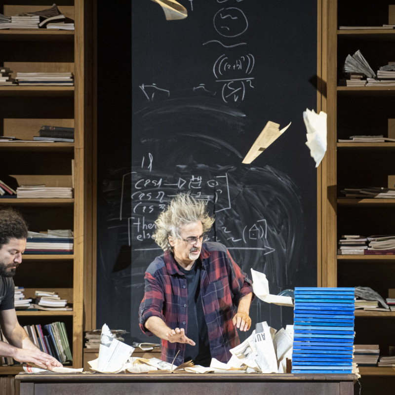 Szene aus „Einstein on the Beach“ am Grand Théâtre de Genève 2019