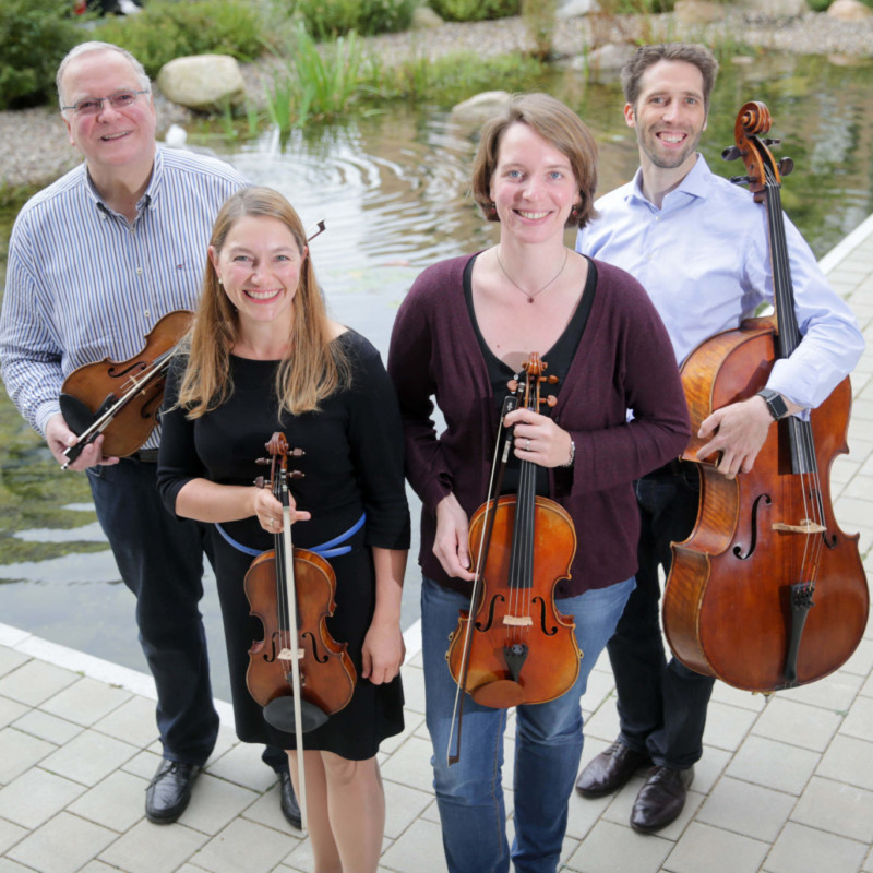 v.l.n.r.: Michael Scheele (Violine & Organisator), Anna-Margarete Kries (Violine), Mareike Stehling (Viola), Johannes Jacubeit (Violoncello)