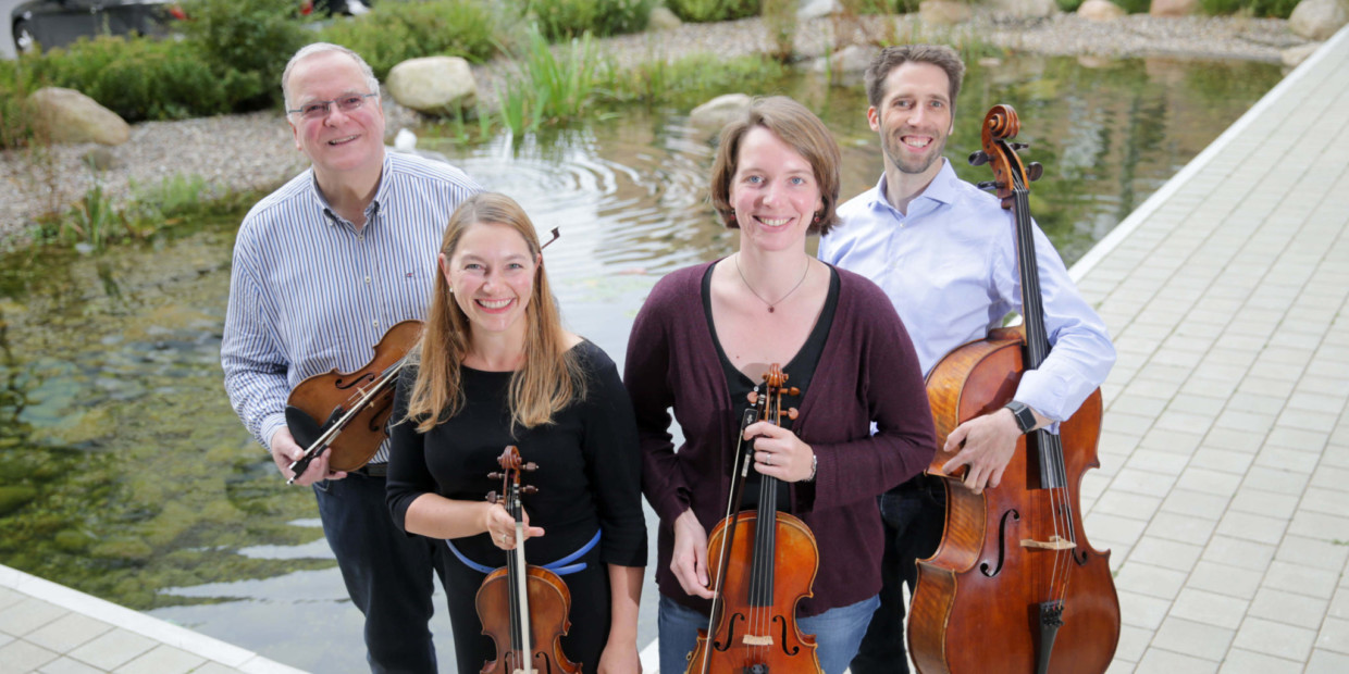v.l.n.r.: Michael Scheele (Violine & Organisator), Anna-Margarete Kries (Violine), Mareike Stehling (Viola), Johannes Jacubeit (Violoncello)