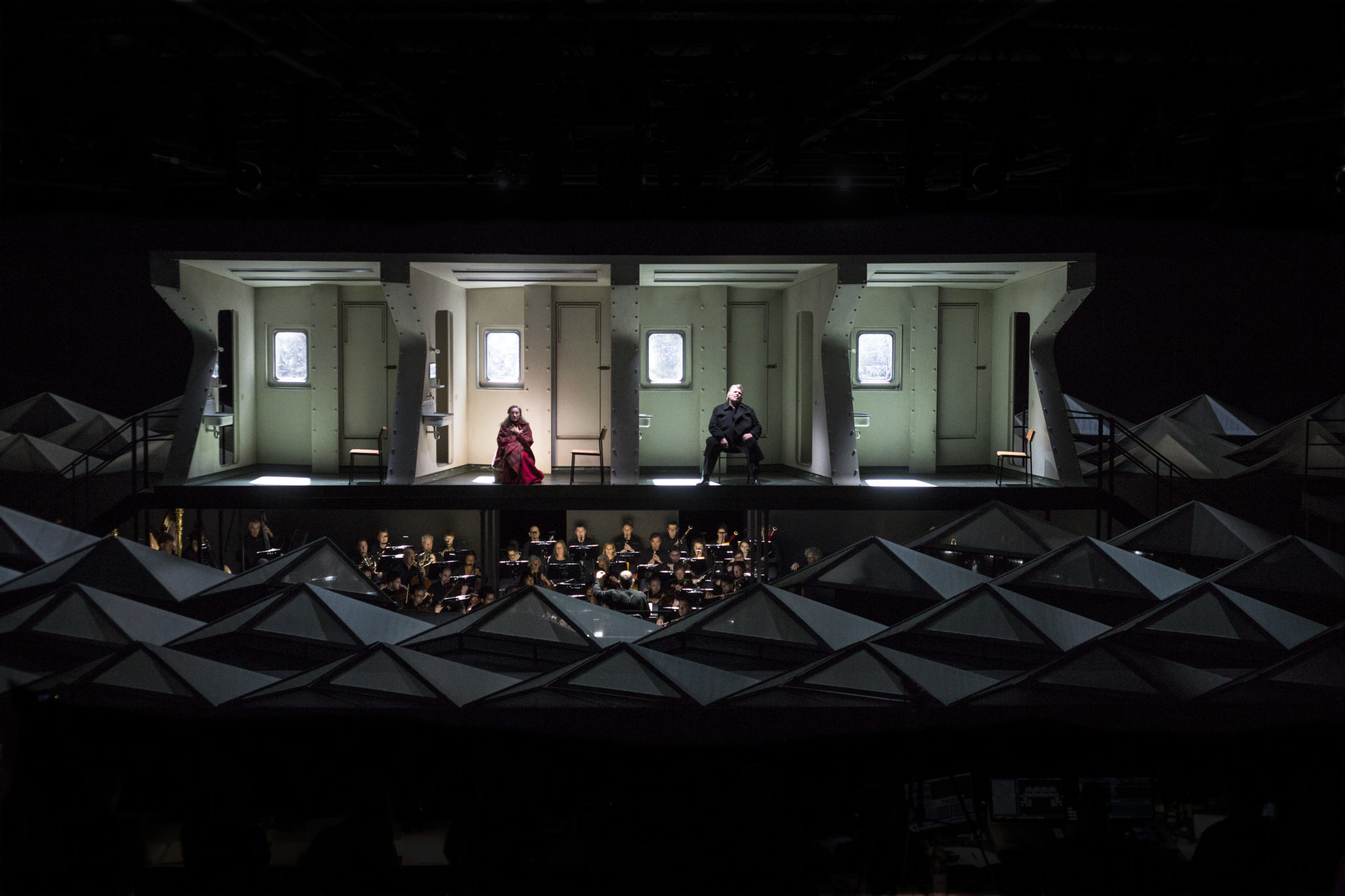 Szene aus „Tristan und Isolde“ an der Oper Köln: Ingela Brimberg, Peter Seiffert, GMD François-Xavier Roth, Gürzenich-Orchester Köln