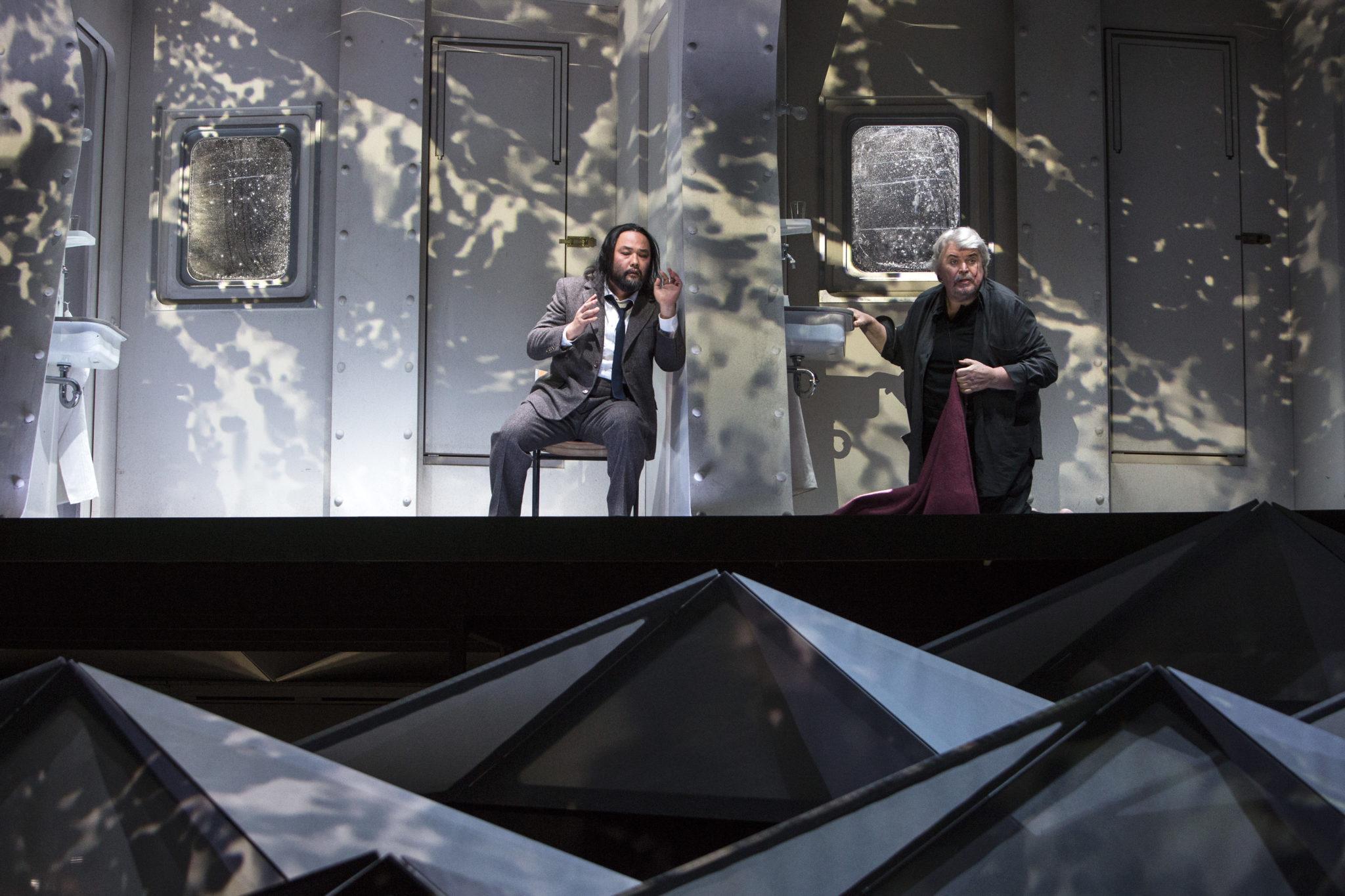 Szene aus „Tristan und Isolde“ an der Oper Köln: Samuel Youn und Peter Seiffert