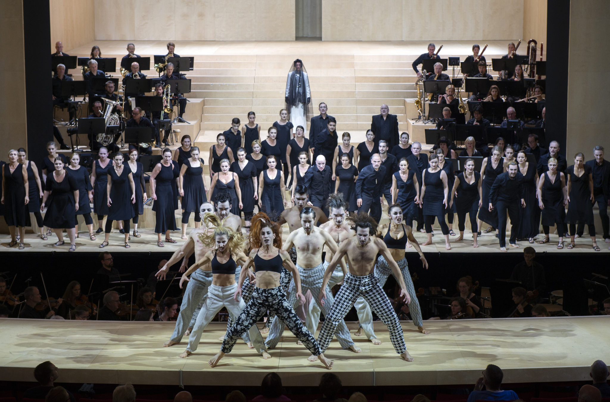Szene aus Henzes Oper „The Bassarids“ an der Komischen Oper Berlin