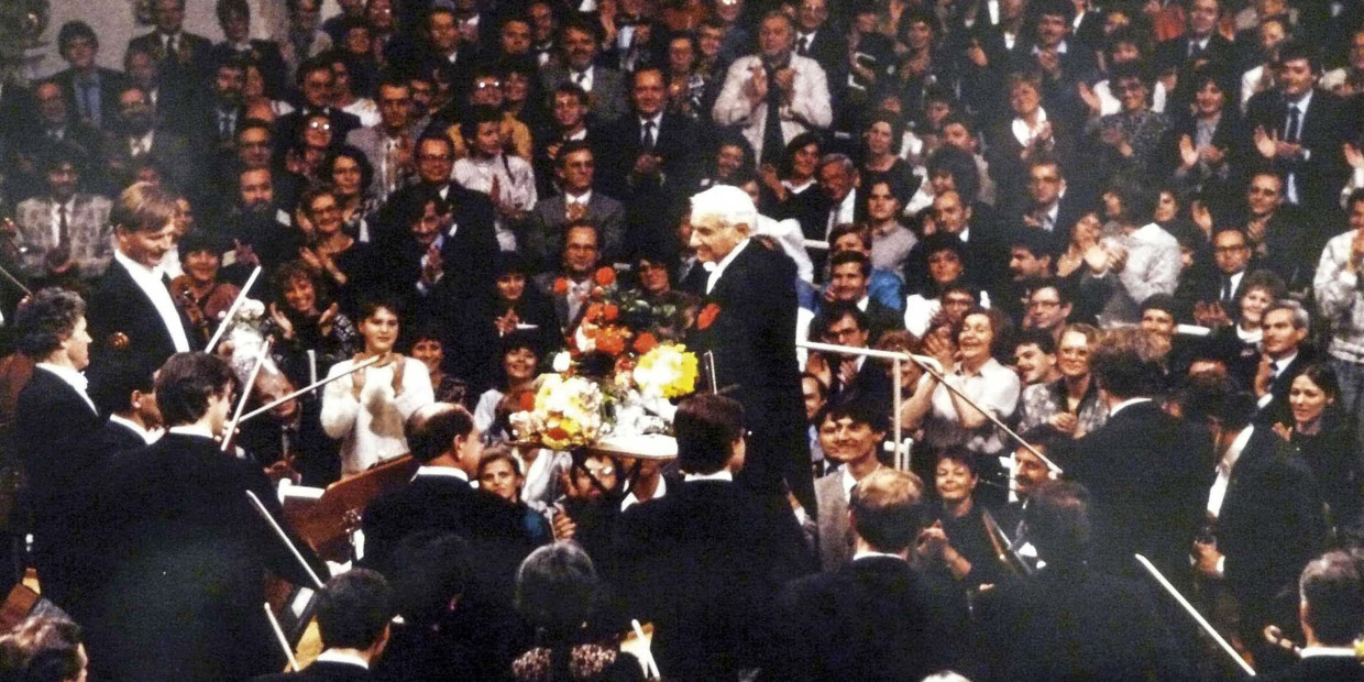 Leonard Bernstein dirigierte am ersten Weihnachtstag 1989 Beethovens neunte Sinfonie im Ost-Berliner Schauspielhaus am Gendarmenmarkt.