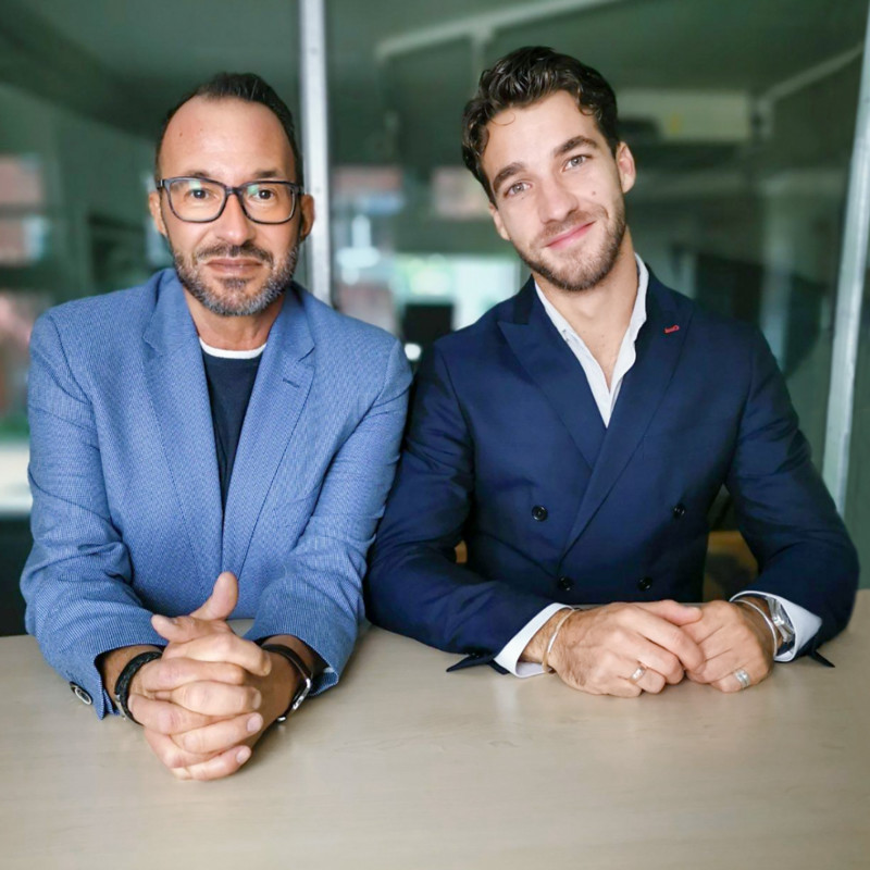 Gastgeber und Gast des neuen concerti-Podcasts "Blind gehört": Moderator Holger Wemhoff und Dirigent Lorenzo Viotti