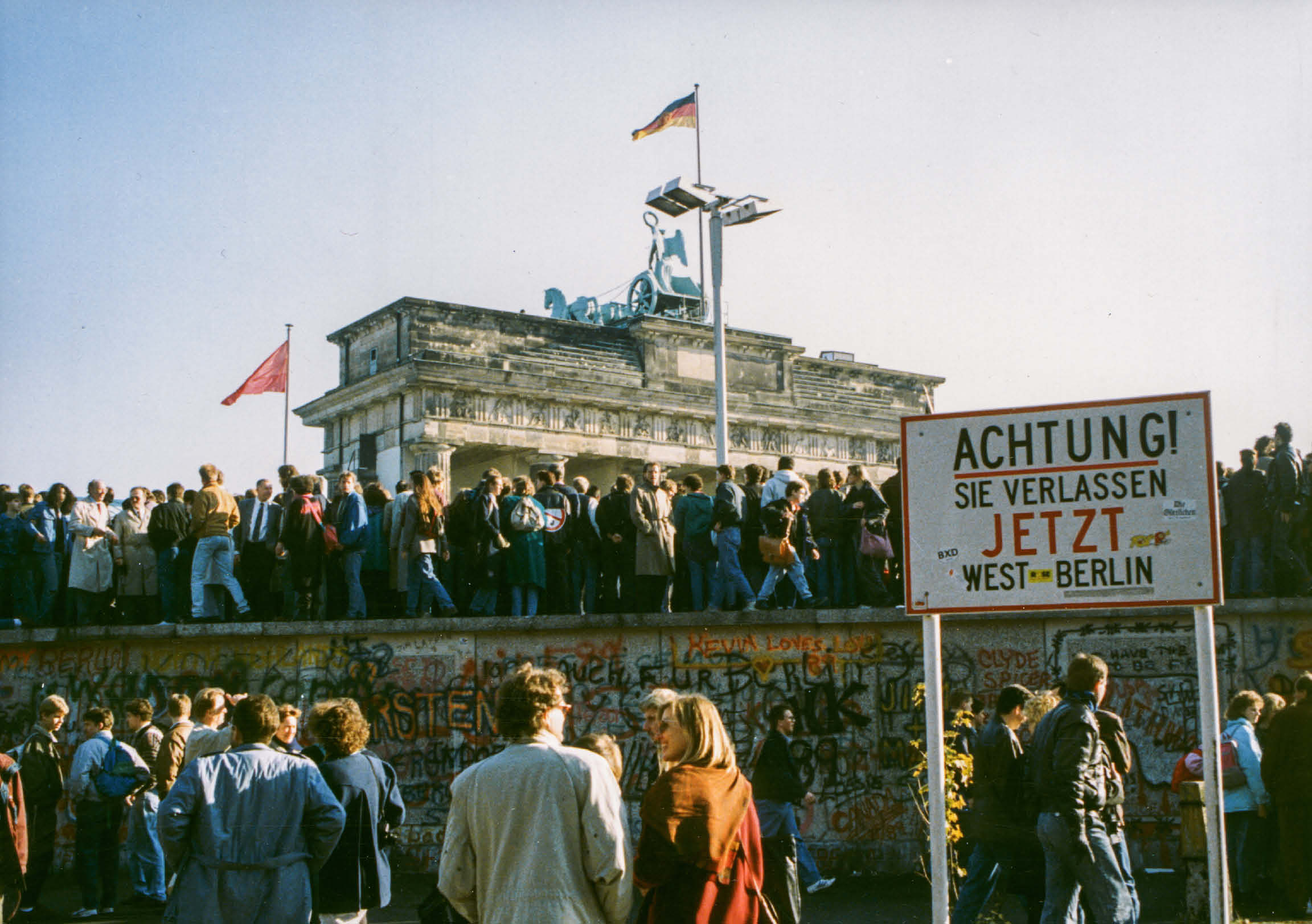 Am Tag nach dem Mauerfall stürmten die Berliner ihre verhasste Mauer