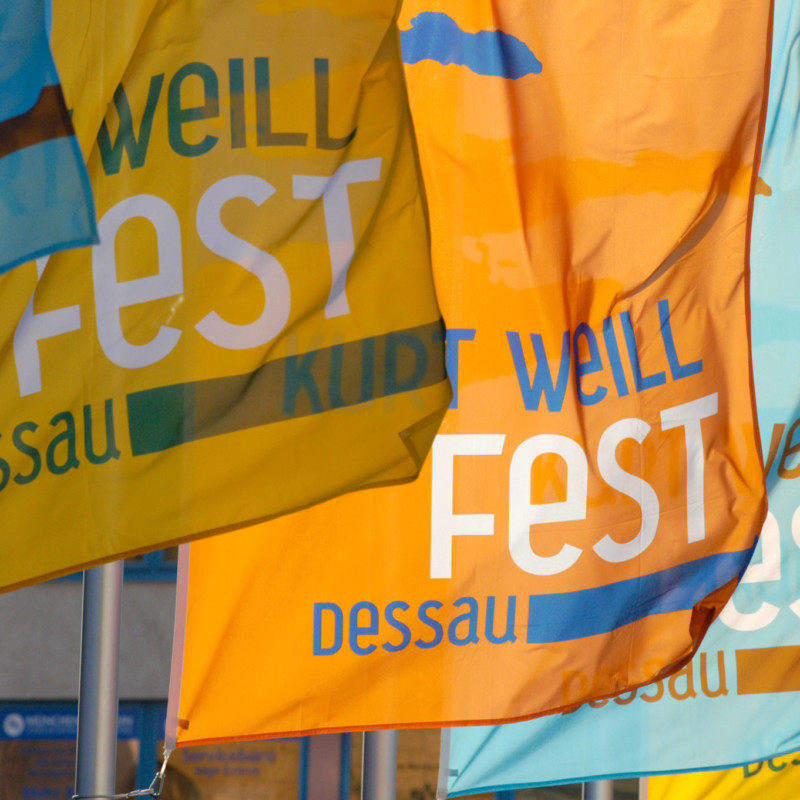 Fahnen beim Kurt Weill Fest