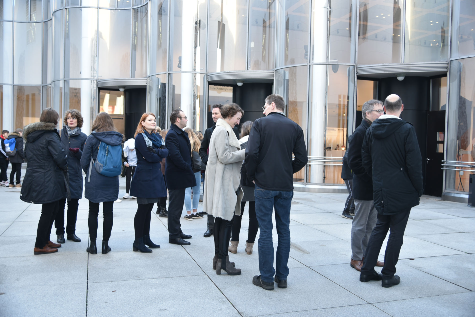 concerti-Mitarbeiter vor der Bundeskunsthalle Bonn