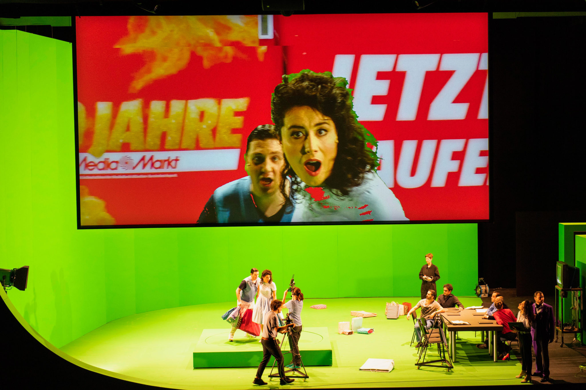 Szenenbild aus „Fidelio“: Kieran Carrel (Jaquino) und Marie Heeschen (Marzelline)