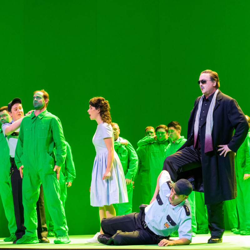 Szenenbild aus „Fidelio“: Kieran Carrel (Jaquino), Marie Heeschen (Marzelline), Karl-Heinz Lehner (Rocco), Mark Morouse (Don Pizarro), Martina Welschenbach (Leonore)