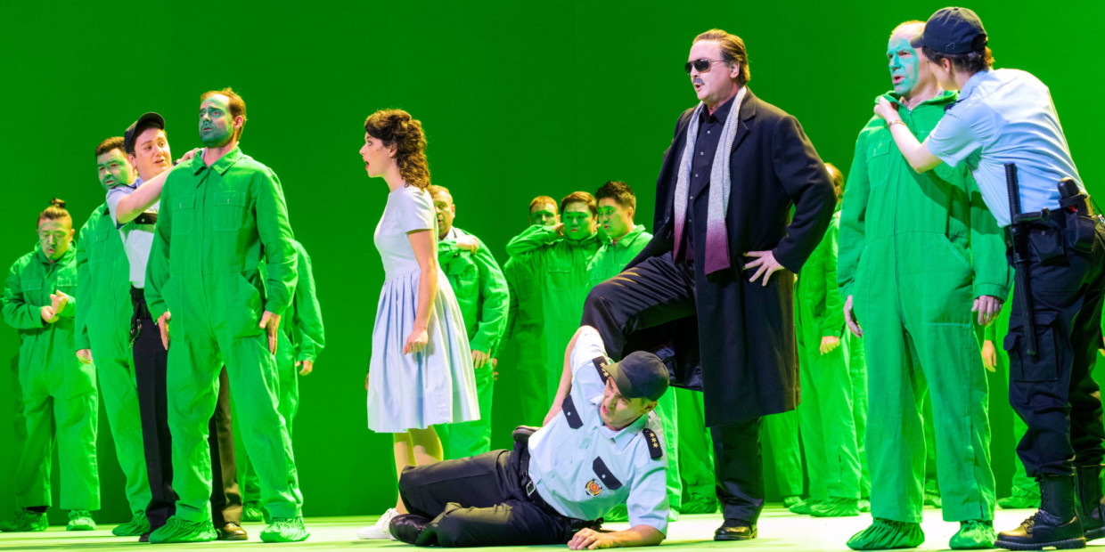 Szenenbild aus „Fidelio“: Kieran Carrel (Jaquino), Marie Heeschen (Marzelline), Karl-Heinz Lehner (Rocco), Mark Morouse (Don Pizarro), Martina Welschenbach (Leonore)