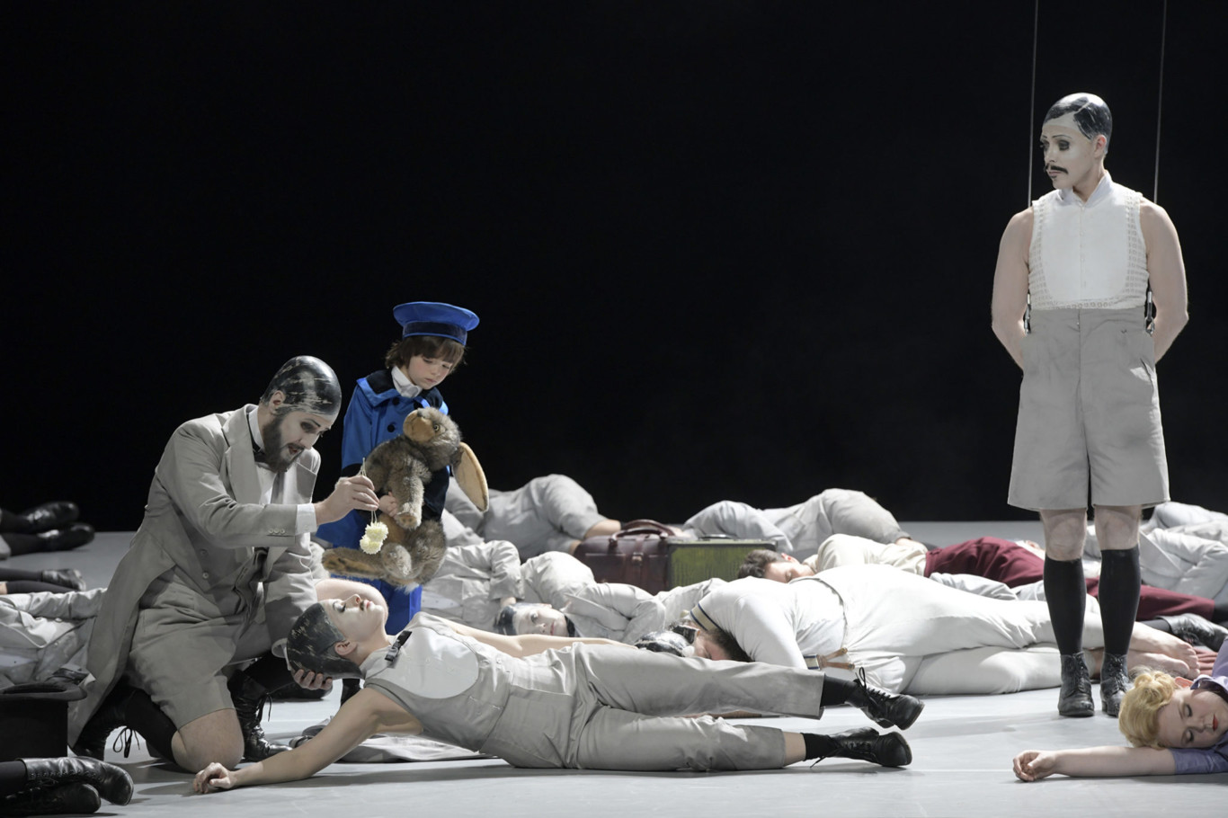 „A Midsummer Night's Dream“ an der Deutschen Oper Berlin: James Hall (Oberon), Siobhan Stagg (Tytania), Jami Reid-Quarell (Puck)