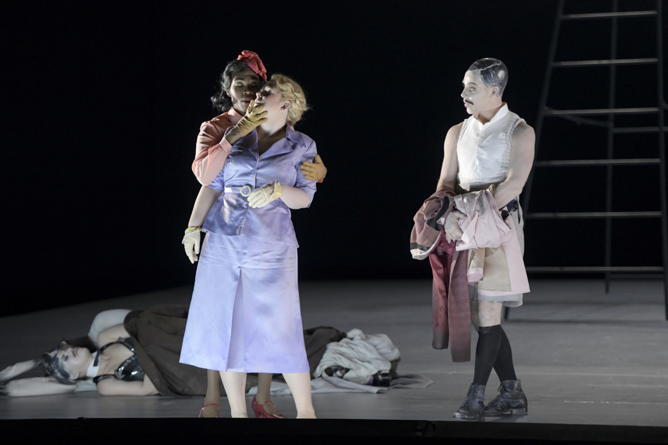 „A Midsummer Night's Dream“ an der Deutschen Oper Berlin: Jeanine De Bique (Helena), Karis Tucker (Hermia), Jami Reid-Quarell (Puck)