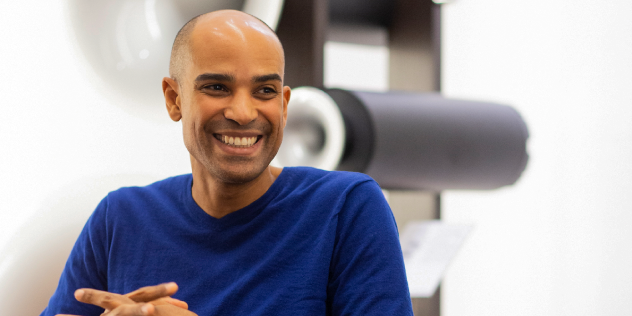 Der Dirigent Kevin John Edusei bei Blind gehört auf concerti.de