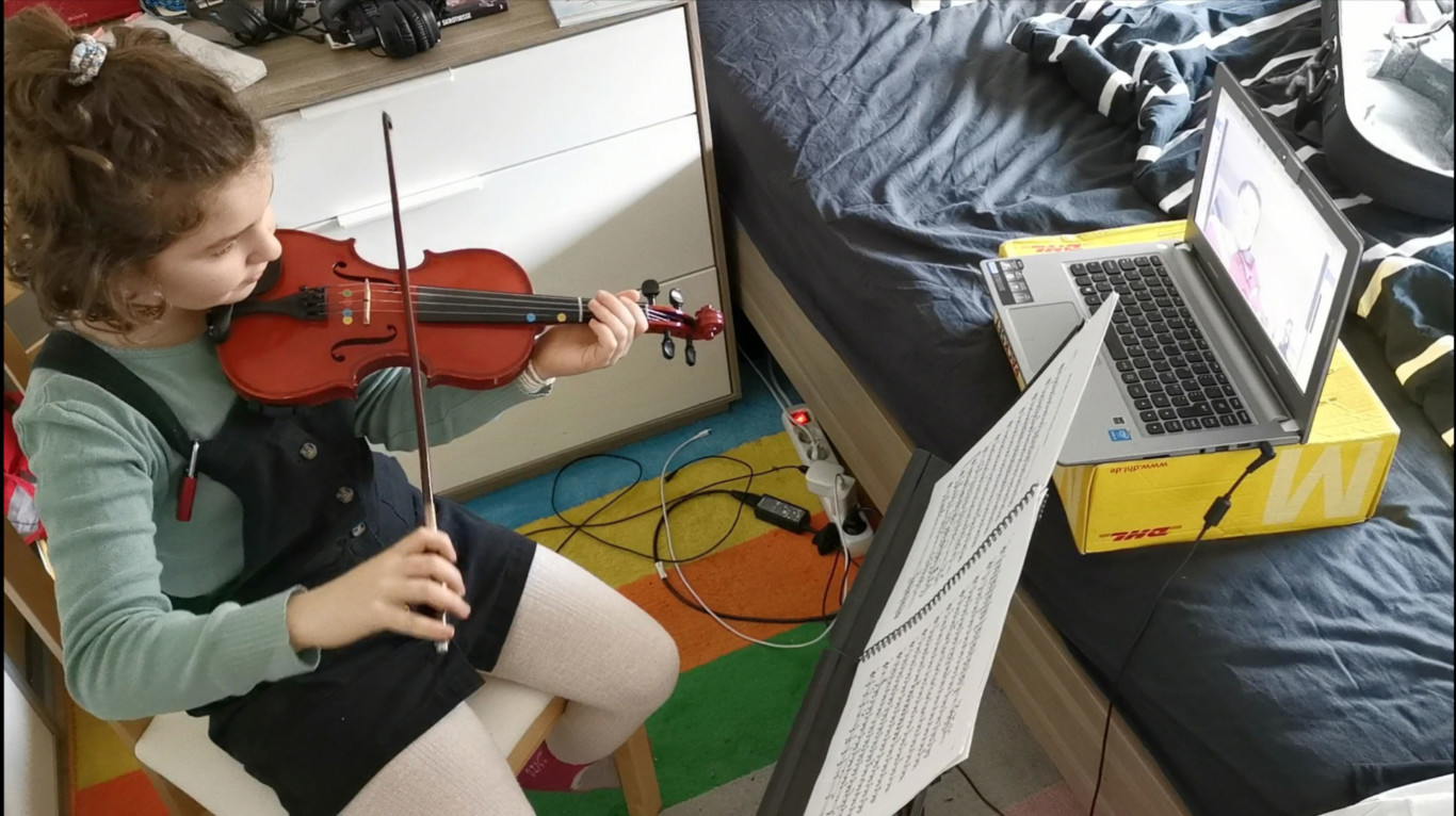Lucy beim Online-Unterricht in ihrem Zimmer