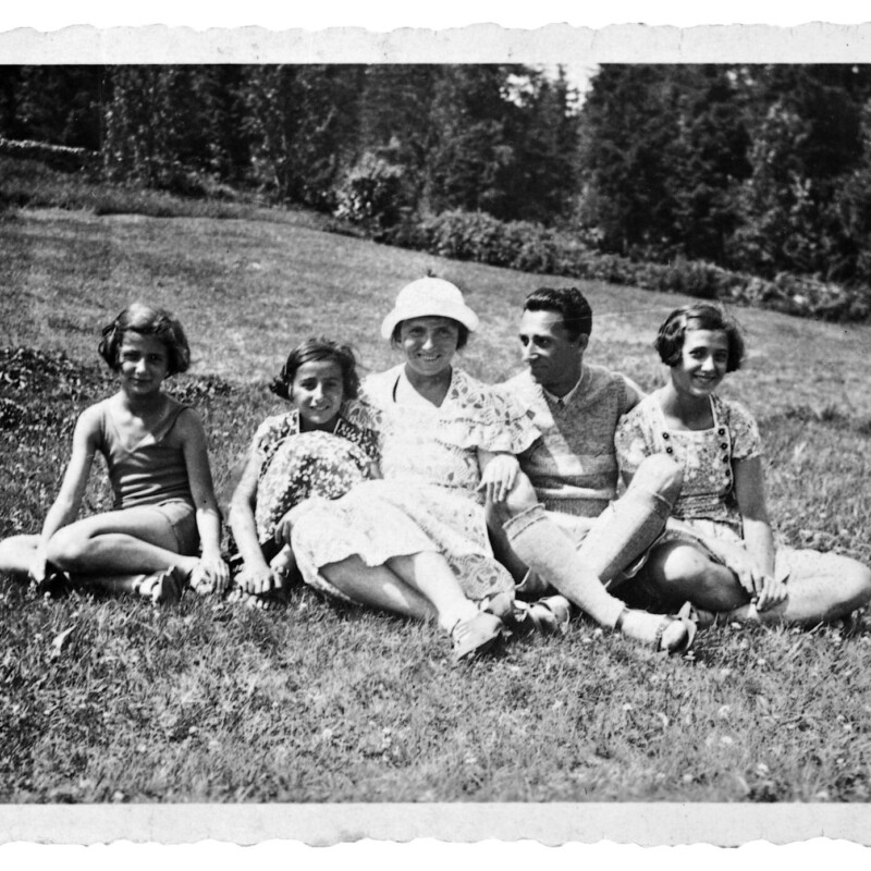 Die Großeltern von Maya Lasker-Wallfisch mit den Töchtern Renate (links), Anita und Marianne, Breslau 1931