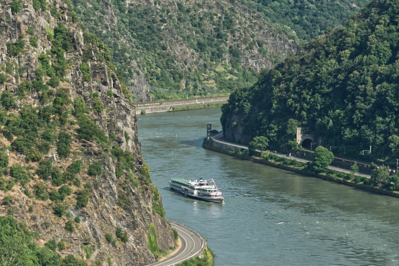Die Loreley lässt sich am besten bei einer Schifffahrt entdecken