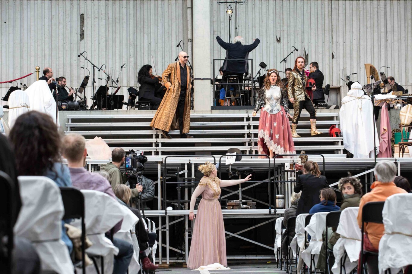 Jonathan Doves „Rheingold auf dem Parkdeck“ mit Derek Welton (Wotan), Annika Schlicht (Fricka), Flurina Stucki (Freia) und Padraic Rowan (Donner/Froh)