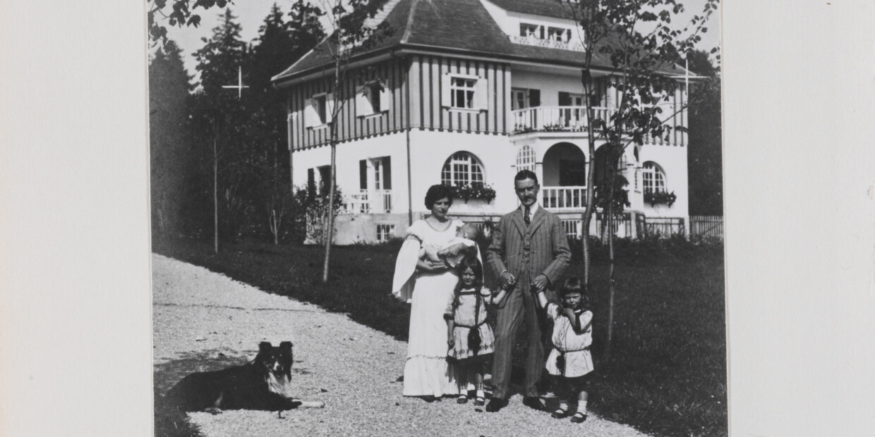 Katia und Thomas Mann mit ihren Kindern Erika, Klaus und Golo vor ihrem Landhaus in Bad Tölz im Sommer 1909