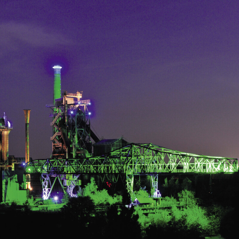 Im Rausch der Farben: Schon seit fast 25 Jahren ist das ehemalige Hüttenwerk im Landschaftspark Nord nachts in buntes Licht getaucht. Nun kommen noch weitere fluoreszierende Effekte und Musik hinzu.