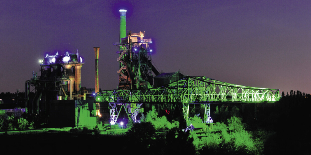 Im Rausch der Farben: Schon seit fast 25 Jahren ist das ehemalige Hüttenwerk im Landschaftspark Nord nachts in buntes Licht getaucht. Nun kommen noch weitere fluoreszierende Effekte und Musik hinzu.