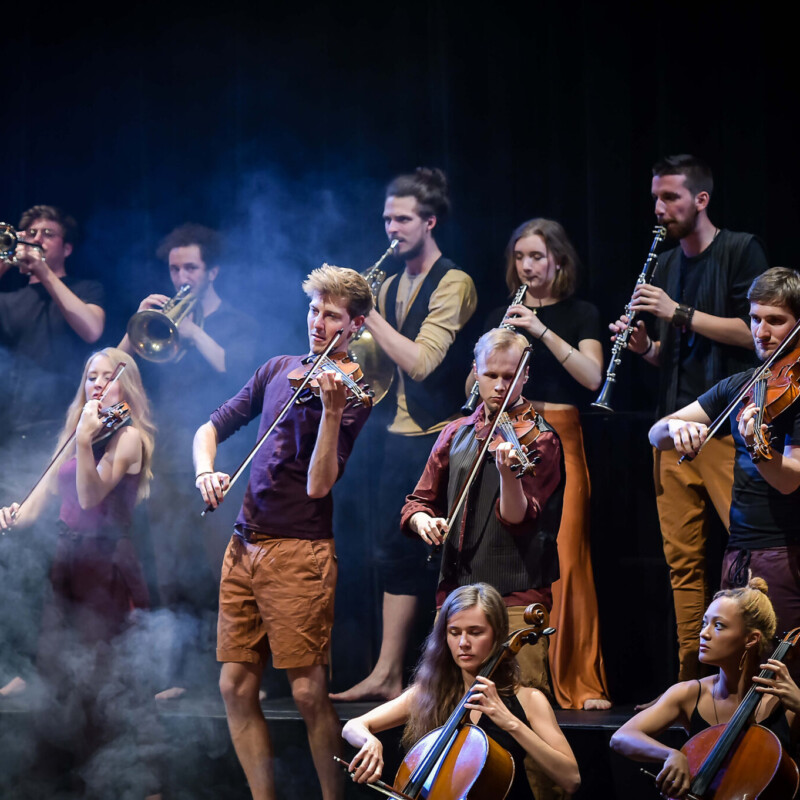 Erstmals zu Gast bei den Kasseler Musiktagen: Das improvisationsfreudige STEGREIF.orchester aus Berlin hat speziell für die documenta-Halle eine Aufführung zwischen Ausstellung, Konzert und Performance entwickelt.