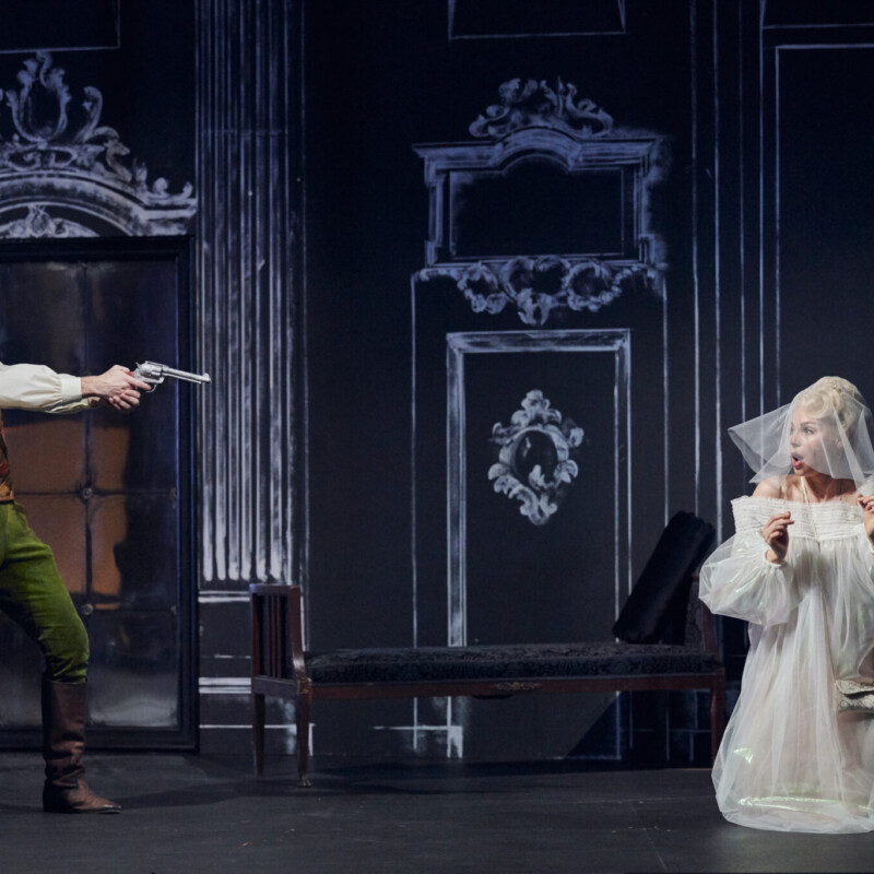 Szene aus Joachim Raffs Oper „Dame Kobold“ am Theater Regensburg