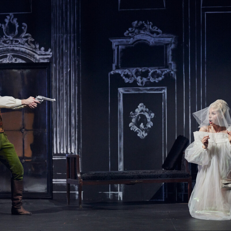 Szene aus Joachim Raffs Oper „Dame Kobold“ am Theater Regensburg