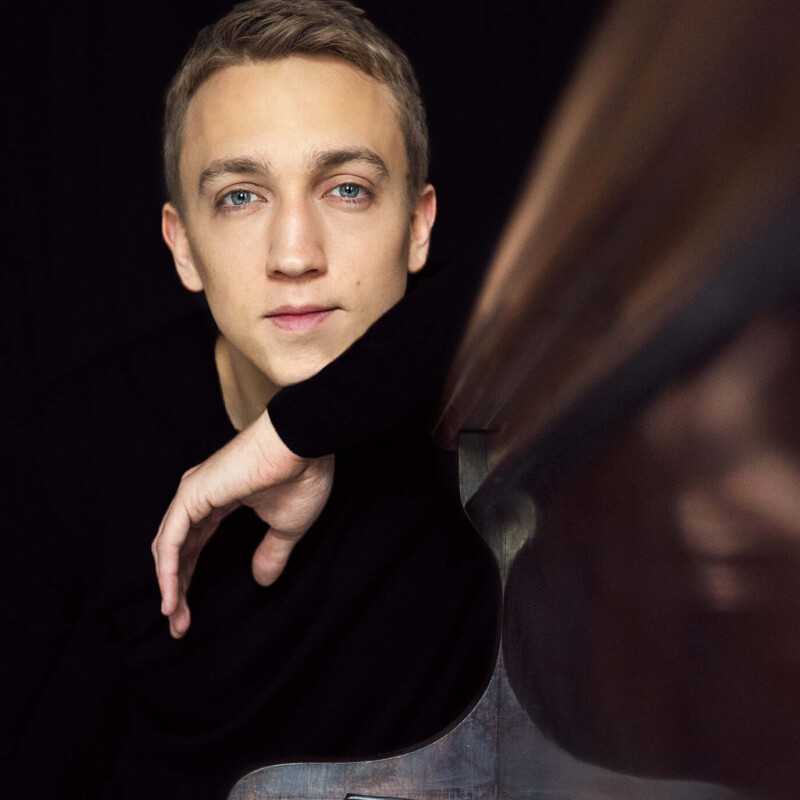 Lädt am 27. Oktober mit Werken von Ludwig van Beethoven, Johannes Brahms und Charles Ives ins Schwetzinger Schloss: Pianist Fabian Müller