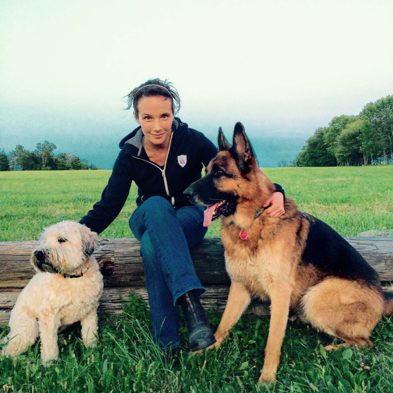 Hélène Grimaud mit ihren Hunden