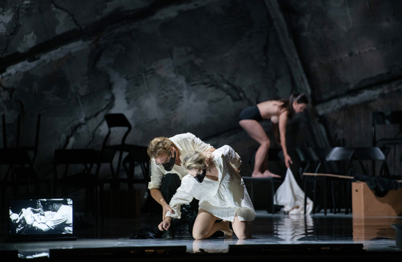 Thomas Oliemans (Vicomte de Valmont), Mojca Erdmann (Marquise de Merteuil) und Francesca Ciaffoni (Tänzerin)