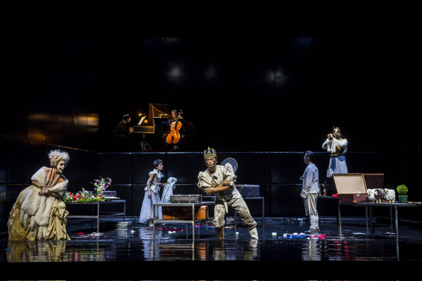 Andrea Stadel (Elisa), Evmorfia Metaxaki (Seleuce), Johan Hyunbong Choi (Araspe), Meili Li (Tolomeo) Aleksandar Timotić (Alessandro) Im Hintergrund: Takahiro Nagasaki (Cembalo), Imke Frank (Violoncello)