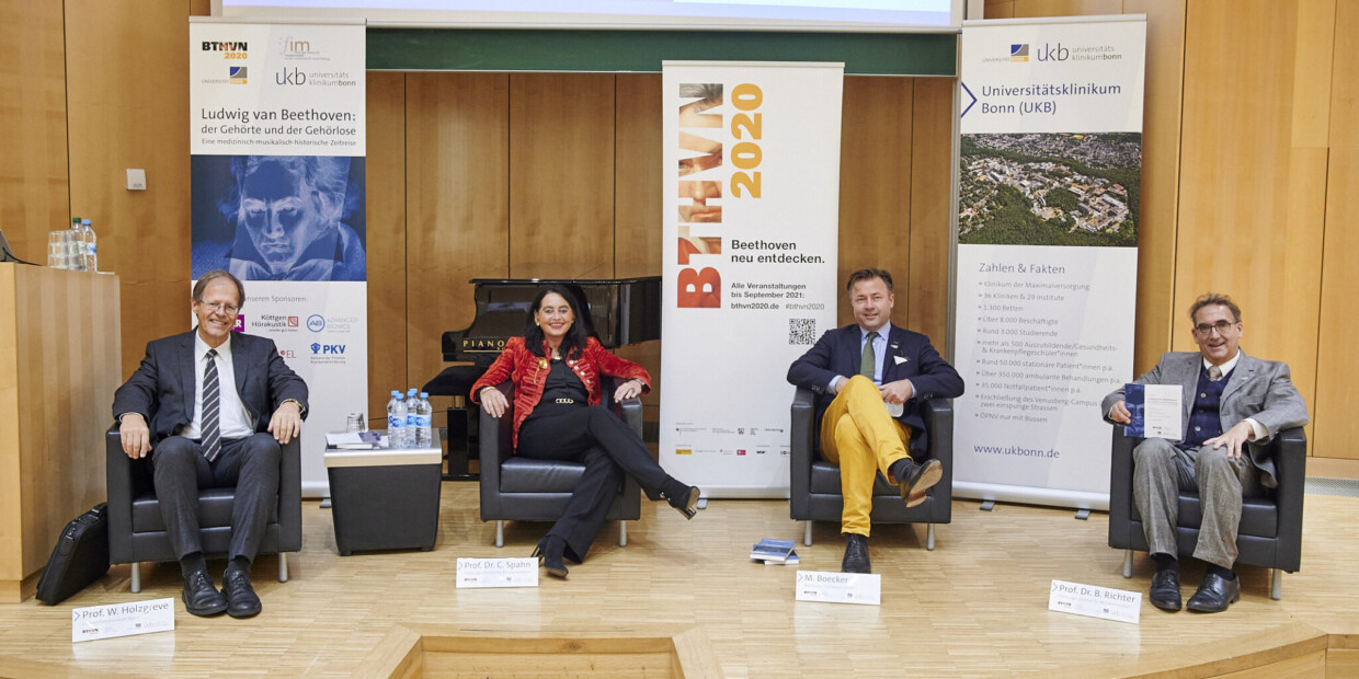 (v. l. n. r.) Prof. Dr. Wolfang Holzgreve, Prof. Dr. Dr. Claudia Spahn, Malte Boecker und Prof. Dr. Bernhard Richter während der Pressekonferenz zum Symposium.