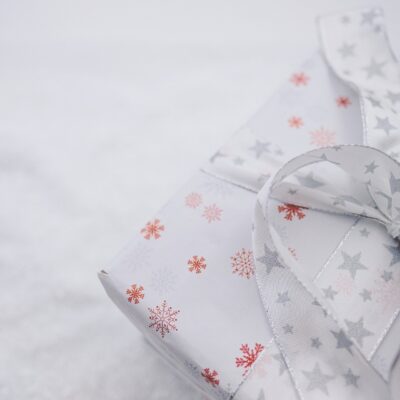 Ob in diesem Geschenk wohl eine neue Weihnachts-CD steckt?