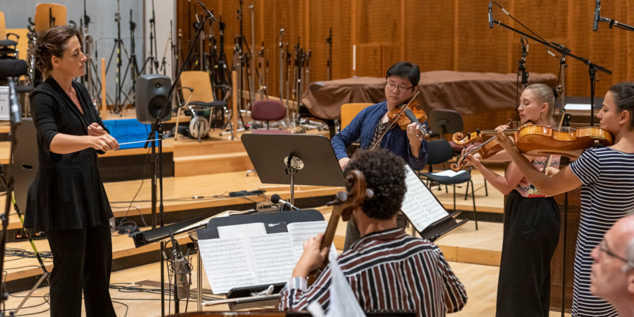 Ensemble Balance mit Dirigentin Friederike Kienle (li.)
